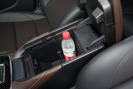 中央扶手箱空间