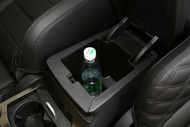 中央扶手箱空间