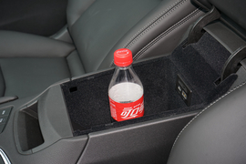 中央扶手箱空间