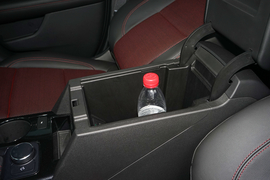 中央扶手箱空间