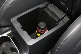 中央扶手箱空间