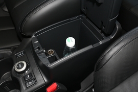 中央扶手箱空间