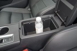 中央扶手箱空间