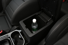 中央扶手箱空间