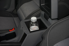 中央扶手箱空间