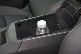 中央扶手箱空间