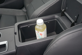 中央扶手箱空间