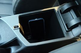 中央扶手箱空间