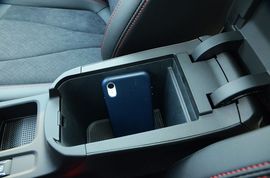 中央扶手箱空间