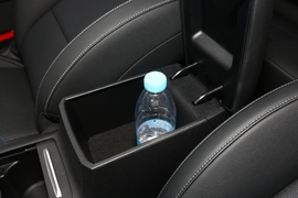 中央扶手箱空间