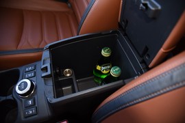 中央扶手箱空间