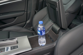 中央扶手箱空间