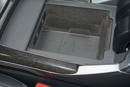 中央扶手箱空间