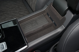 中央扶手箱空间