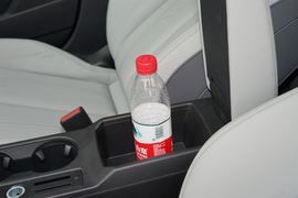 中央扶手箱空间