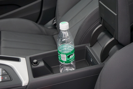 中央扶手箱空间