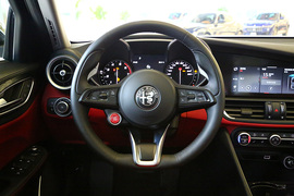 2020款 阿尔法·罗密欧 Giulia 2.0T 280HP 黯夜魅影限量版