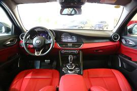 2020款 阿尔法·罗密欧 Giulia 2.0T 280HP 黯夜魅影限量版