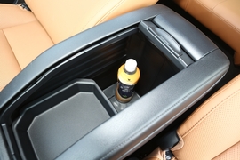 中央扶手箱空间