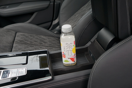 中央扶手箱空间