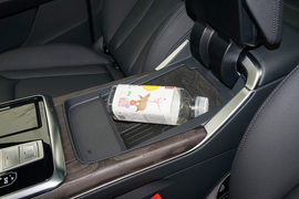 中央扶手箱空间