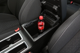 中央扶手箱空间