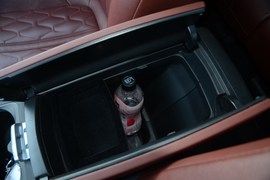 中央扶手箱空间