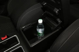 中央扶手箱空间