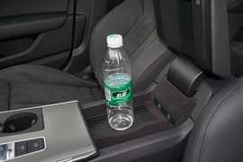 中央扶手箱空间