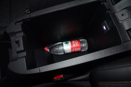 中央扶手箱空间