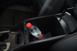 中央扶手箱空间