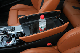 中央扶手箱空间