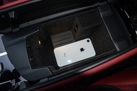 中央扶手箱空间