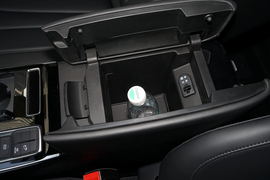 中央扶手箱空间