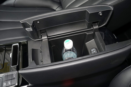 中央扶手箱空间