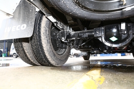 2020款 依维柯得意 2.5T A35客车双胎中顶5-9座侧移门国VI