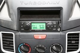 2020款 依维柯得意 2.5T A35客车双胎中顶5-9座侧移门国VI