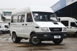 2020款 依维柯得意 2.5T A35客车双胎中顶5-9座侧移门国VI