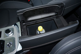 中央扶手箱空间