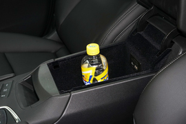 中央扶手箱空间