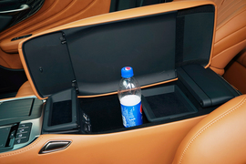 中央扶手箱空间