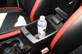 中央扶手箱空间