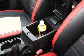 中央扶手箱空间