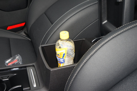 中央扶手箱空间