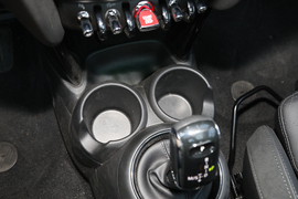 中央扶手箱空间