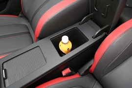 中央扶手箱空间