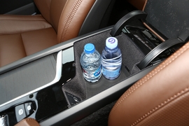 中央扶手箱空间