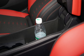 中央扶手箱空间