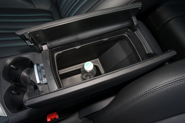 中央扶手箱空间