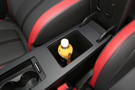 中央扶手箱空间